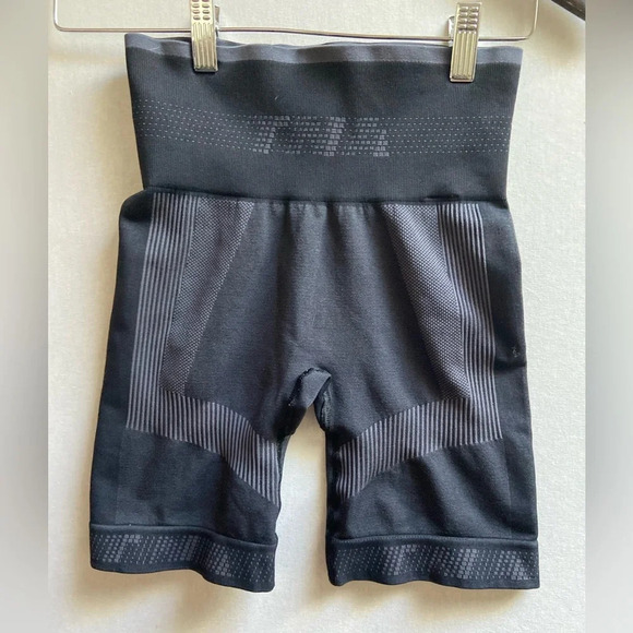 Aritzia  TNA Seamless Compression Ventura Biker Shorts Sz XS - Picture 2 of 12